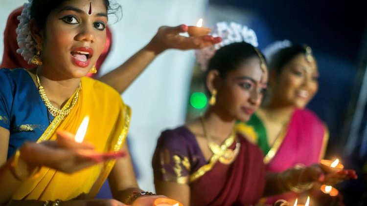 Indické dievčatá počas sviatku Deepavali