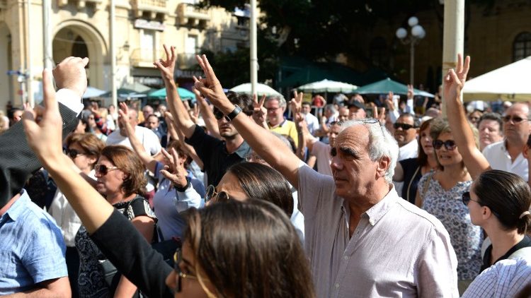 Manifestation à Malte en hommage à la journaliste assassinée.