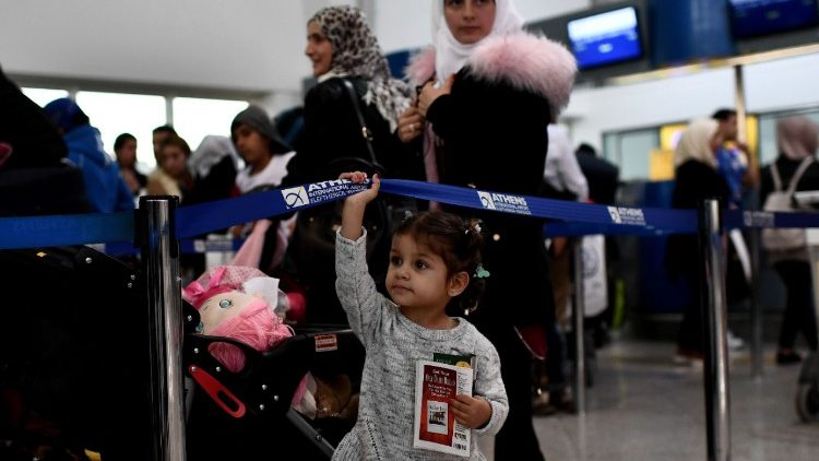 Des réfugiés en attente d'un vol pour la France,  à l'aéroport d'Athènes en octobre 2017.