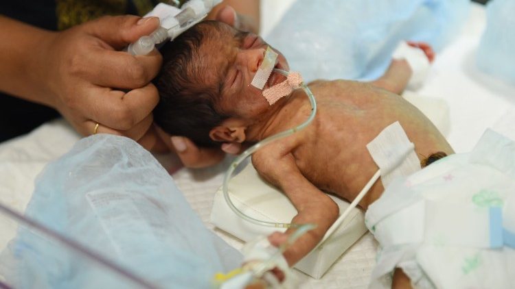 Indiskt nyfött barn får vård 