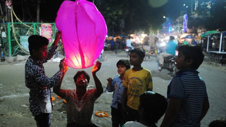 Indische Kinder bei einem Fest in Allahabad