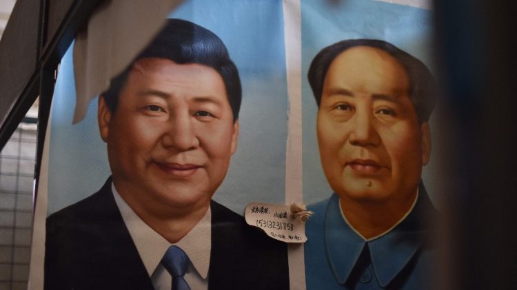 Portraits de Xi Jinping et de Mao dans un marché de Pékin.