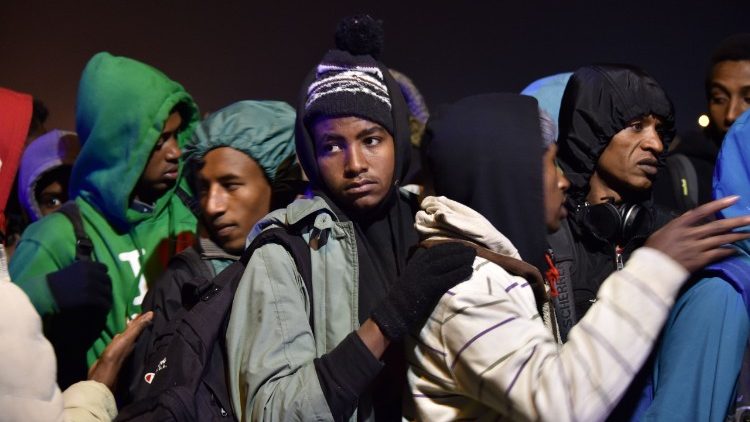 Des migrants dans la "jungle de Calais", aujourd'hui démantelée. 