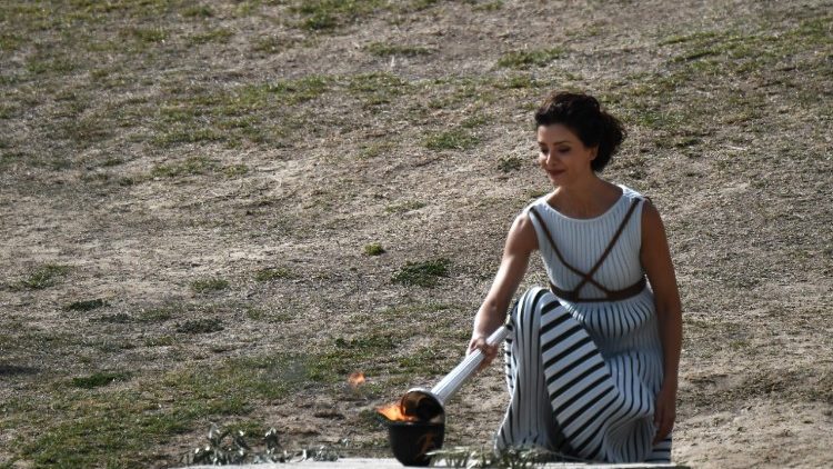 Griechische Schauspielerin in den Ruinen von Olympia