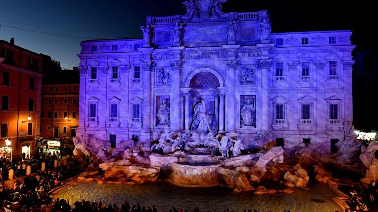 Fontana di Trevi iluminada de azul durante a reunião de cúpula "Water and Climate"