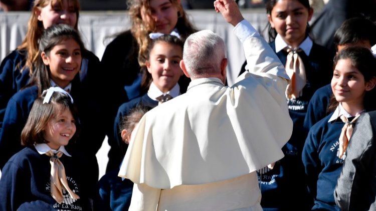 Le Pape et de jeunes Argentines venues jusqu'à Rome pour chanter le jour de l'audience générale, le 25 octobre 2017.