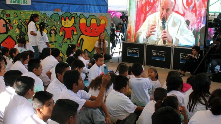 Papa em conexão com jovens mexicanos