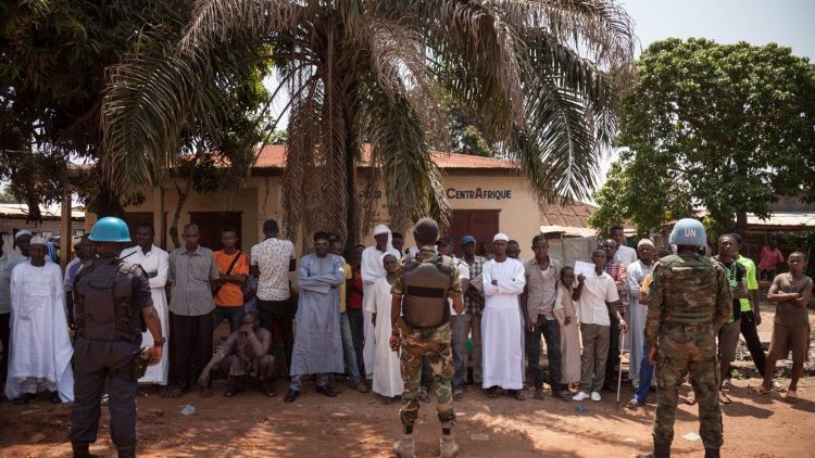 Soldaten und Bevölkerung in Bangui, Zentralafrika
