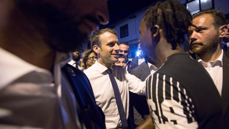 Le Président français Emmanuel Macron avec des jeunes guyanais dans le quartier de la Crique à Cayenne.