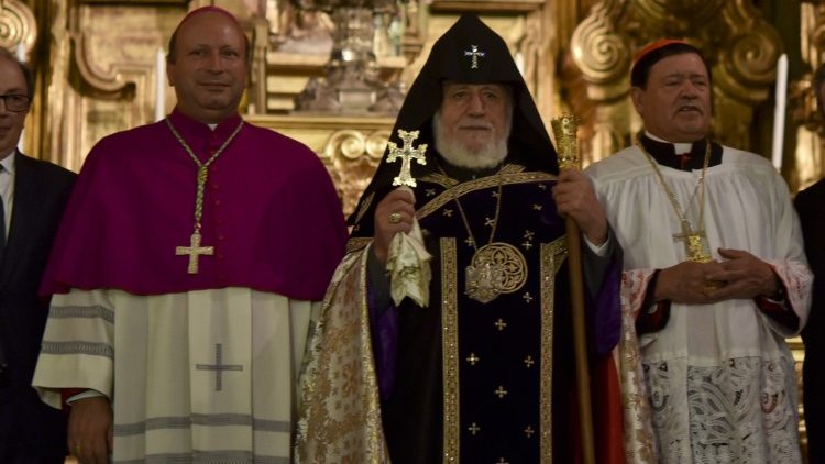 Kard. Norberto Rivera (pierwszy z prawej) z Katolikosem Karekinem II oraz Nuncjuszem Franco Coppolą