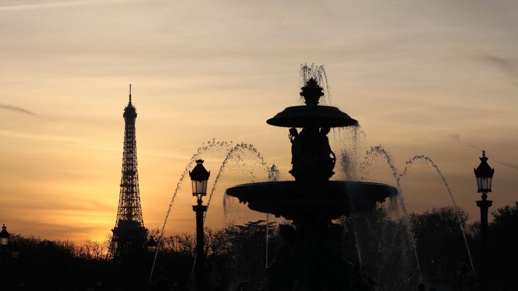 Praça da Concórida, em Paris. Ao fundo, a torre Eiffel