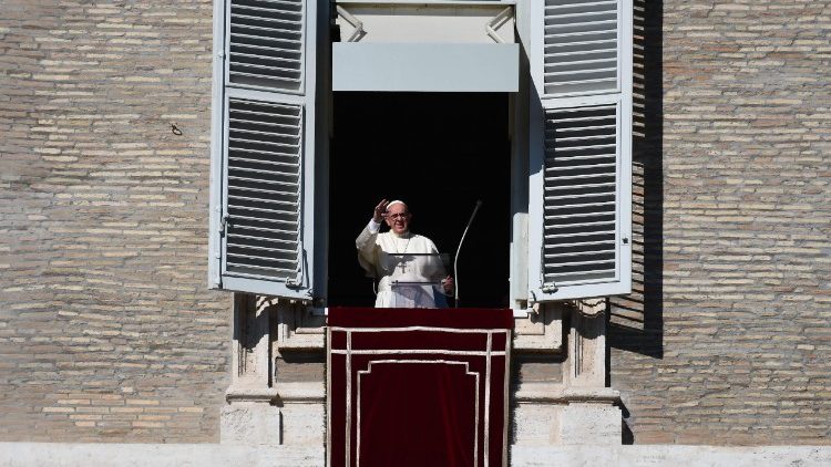 Le Pape François au cours de la prière de l'Angélus, ce 1er novembre 2017,  solennité de la Toussaint.