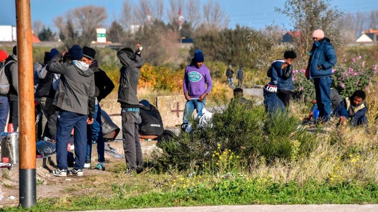 Migrants rassemblés dans un parc à Calais, novembre 2017