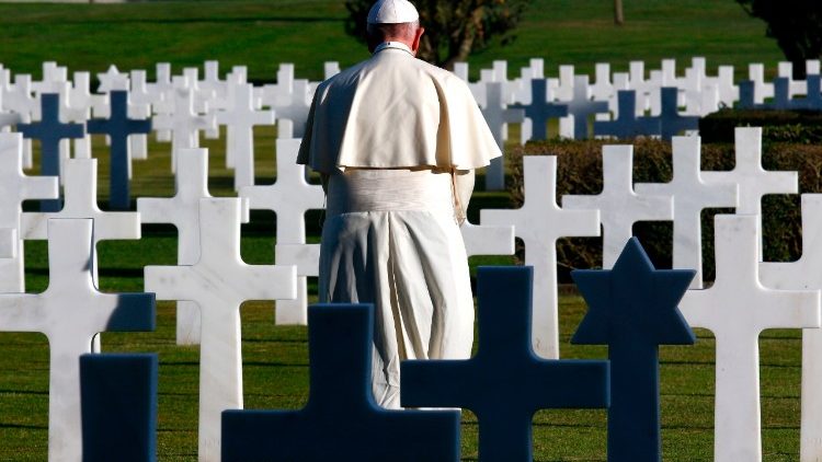 Alt=El Santo Padre se detuvo en oración ante las lápidas de los caídos en guerra