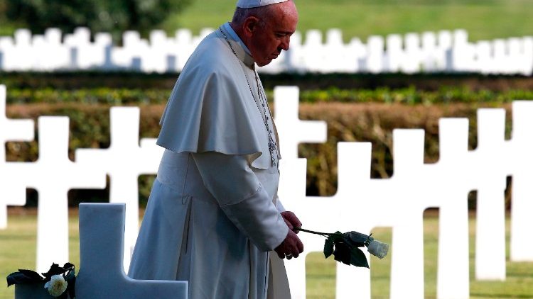 Papa no cemitério estadunidense em Nettuno, próximo a Roma, onde estão sepultados combatentes da II Guerra Mundial