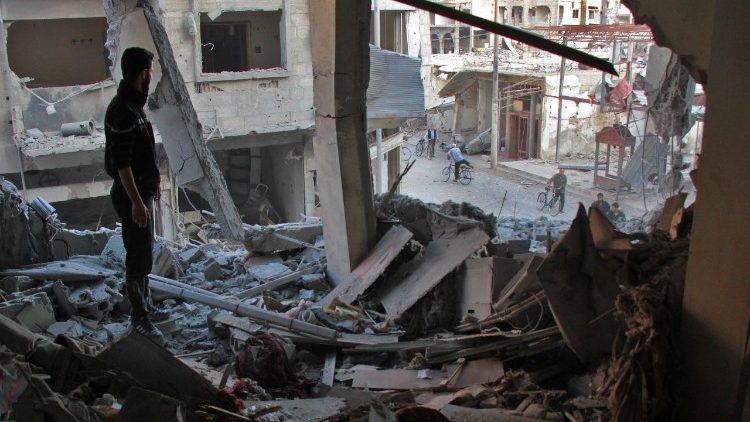 Un Syrien dans un quartier ravagé par les frappes aériennes du gouvernement à Douma dans la région de Damas, le 2 novembre 2017