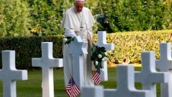 topshot-italy-pope-us-vatican-cemetery-1509638635683