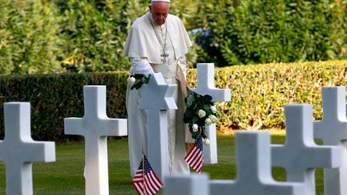 La guerra è distruzione di noi stessi: così il Papa al Cimitero di Nettuno