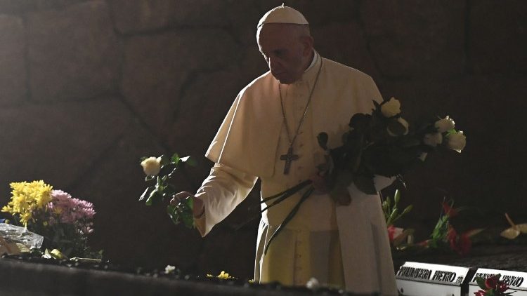 Papa Francisco deposita rosas brancas sobre os túmulos das vítimas da chachina de 1944