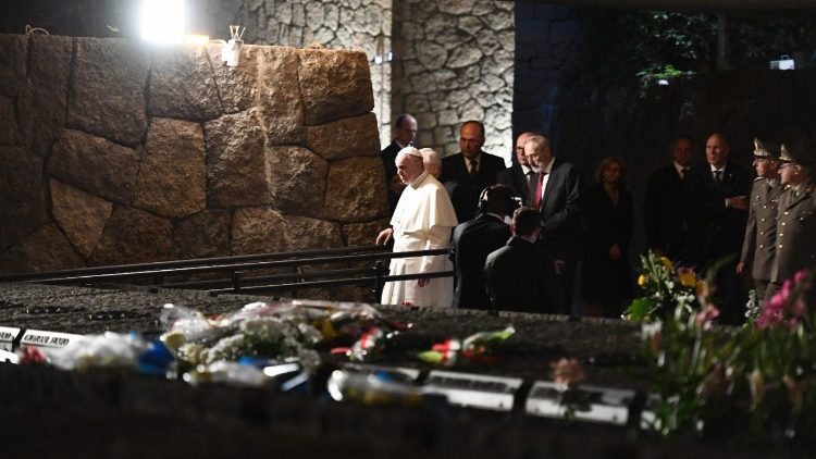 Le Pape François s'est recueilli au mémorial des Fosses ardéatines, le 2 novembre 2017. 
