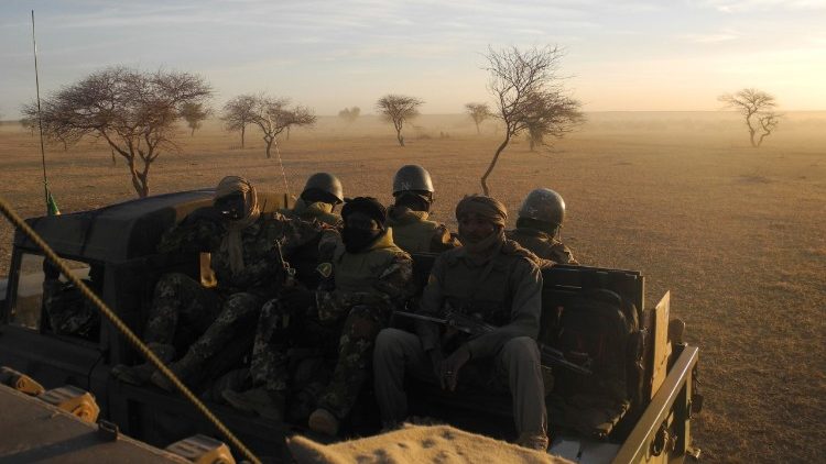 Patrouille de soldats maliens de la force du G5 Sahel dans le désert du Mali en novembre 2017.