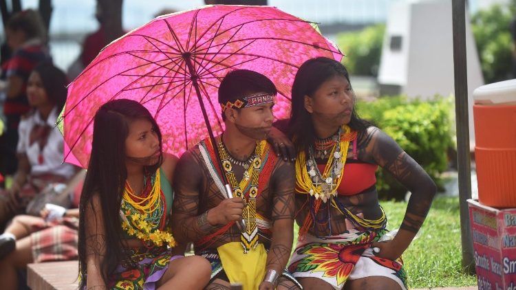 Indigene Jugendliche bei der Unabhängigkeitsfeier Panamas