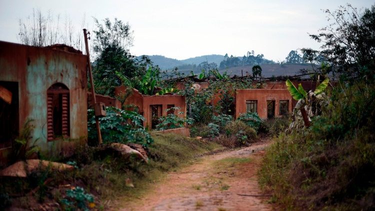 Immagine recente del villaggio di Bento Rodrigues, colpito dal disastro del 2015