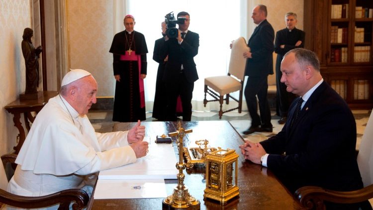 Le président de la République de Moldavie, Igor Dodon reçu au Vatican par le Pape François, le 4 novembre 2017