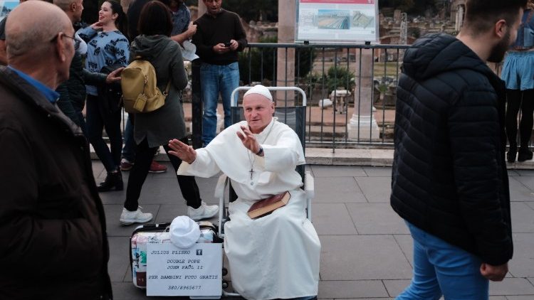 Ist er's, oder ist er's nicht? Ein als Johannes Paul II. verkleideter Straßenkünstler 2017 in Rom