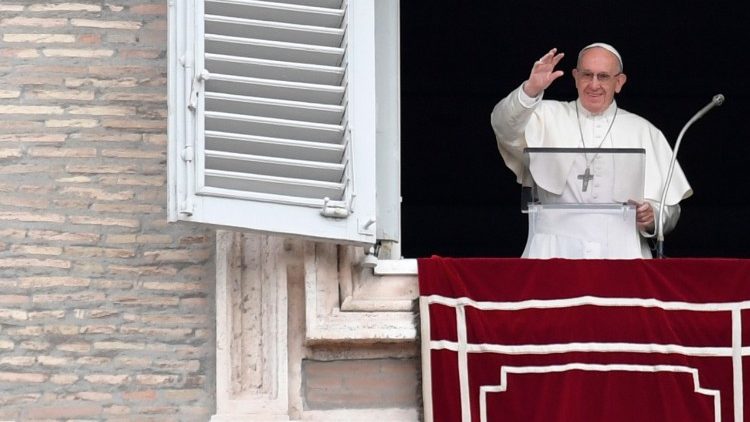 Le Pape saluant les fidèles depuis les fenêtres du palais apostolique, le 5 novembre 2017.