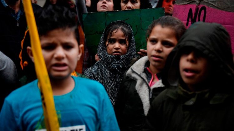 Flüchtlingskinder in Athen demonstrieren gegen eine deutsche Blockade beim Familiennachzug