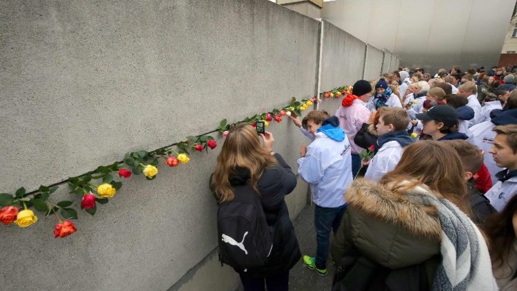 Jüdische Jugendliche an der Mauer-Gedenkstätte in Berlin