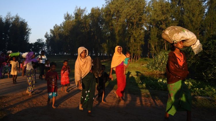 Des réfugiés rohingyas fuient au Bangladesh en novembre 2017. 