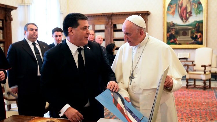 Presidente do Paraguai com o Papa Francisco após participar da inauguração do mosaico da Virgem de Caacupé nos Jardins Vaticanos