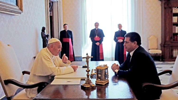 Papa Francisco e o Presidente do Paraguai Horacio Manuel Cartes Jara