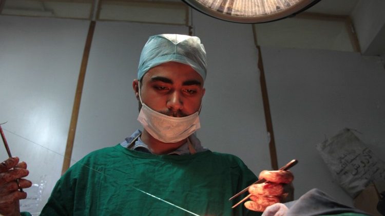 Un chirurgien syrien à Douma, en Syrie.