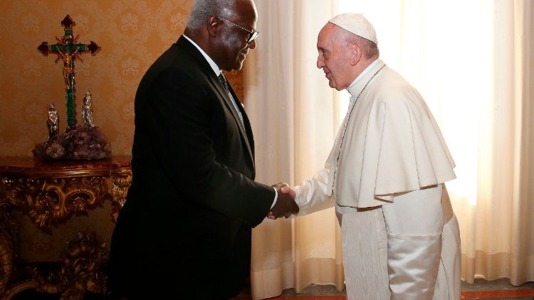 Franziskus - hier am Samstag mit dem Präsidenten von Sierra Leone - kämpft gegen Menschenhandel