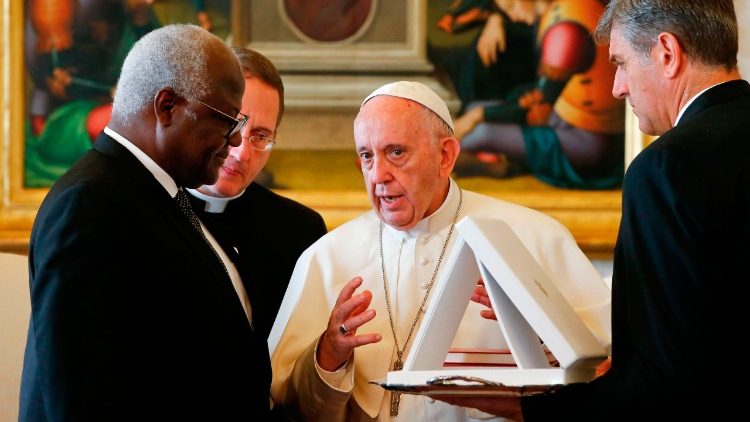 Le Pape échangeant des cadeaux avec le président de la Sierra Leone.