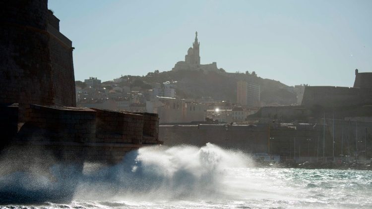Vue sur le vieux port de Marseille, surplombé par la basilique Notre-Dame-de-la-Garde, la «Bonne Mère», le 13 novembre 2017.
