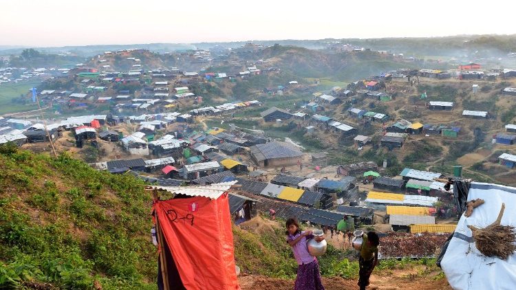 A Cox'bazar, in Bangladesh, sono nati 60 campi profughi che ospitano i Rohingya in fuga dal Myanmar