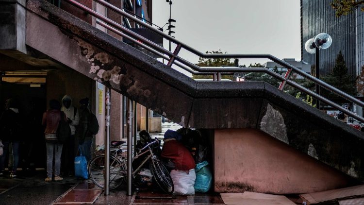 Des personnes sans-abris se préparent à passer la nuit sous des escaliers, à Lyon, le 13 novembre 2017. (AFP)