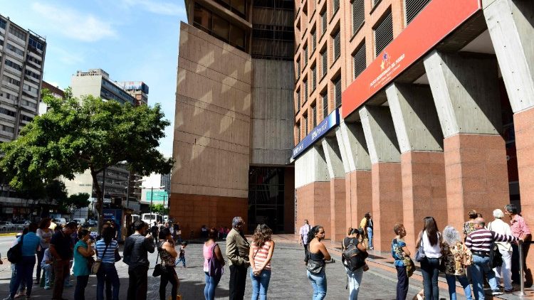 Schlangestehen vor einer Bank in Caracas