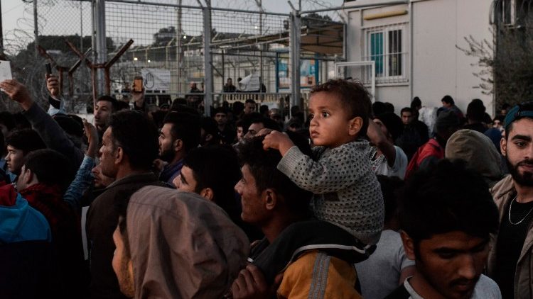 Des réfugiés et des migrants lors d'une manifestation dans le centre de détention de la Moria sur l'ile grecque de Lesbos,  le 14 novembre 2017.
