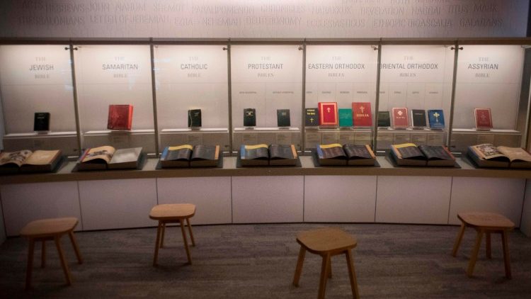 Kinh Thánh bằng các ngôn ngữ được trưng bày tại Bảo tàng Kinh Thánh ở Washington 