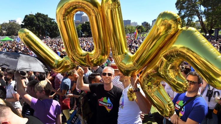 Des partisans du mariage homosexuel célébrant dans un parc de Sydney leur victoire le 15 novembre 2017.