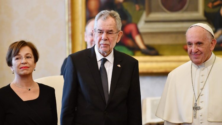 Österreichs Bundespräsident Alexander Van der Bellen und seine Frau bei Papst Franziskus