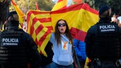 spain-catalonia-politics-fascist-demo-1511012265936.jpg