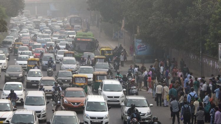Smoge skendintis Naujasis Delis, Indija.