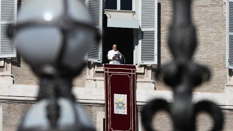 Le Pape François lors de l'Angelus devant la foule rassemblée pour la première journée mondiale des pauvres le 19 novembre 2017 à Rome.