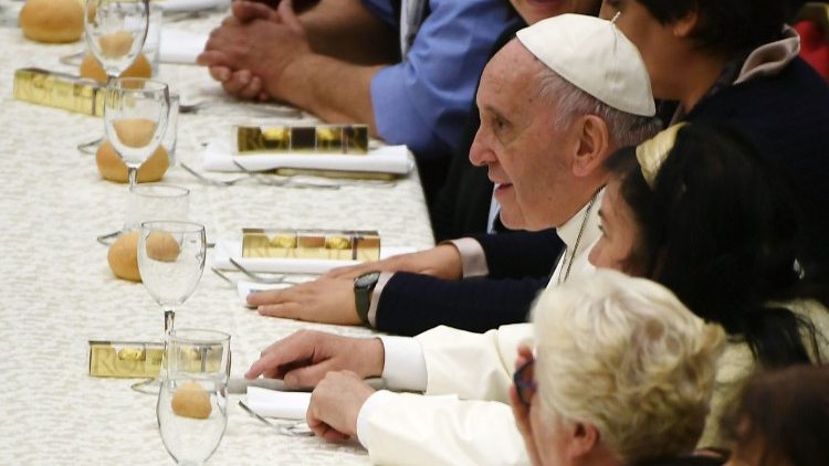 Der Papst im letzten November bei einem Mittagessen mit Bedürftigen im Vatikan